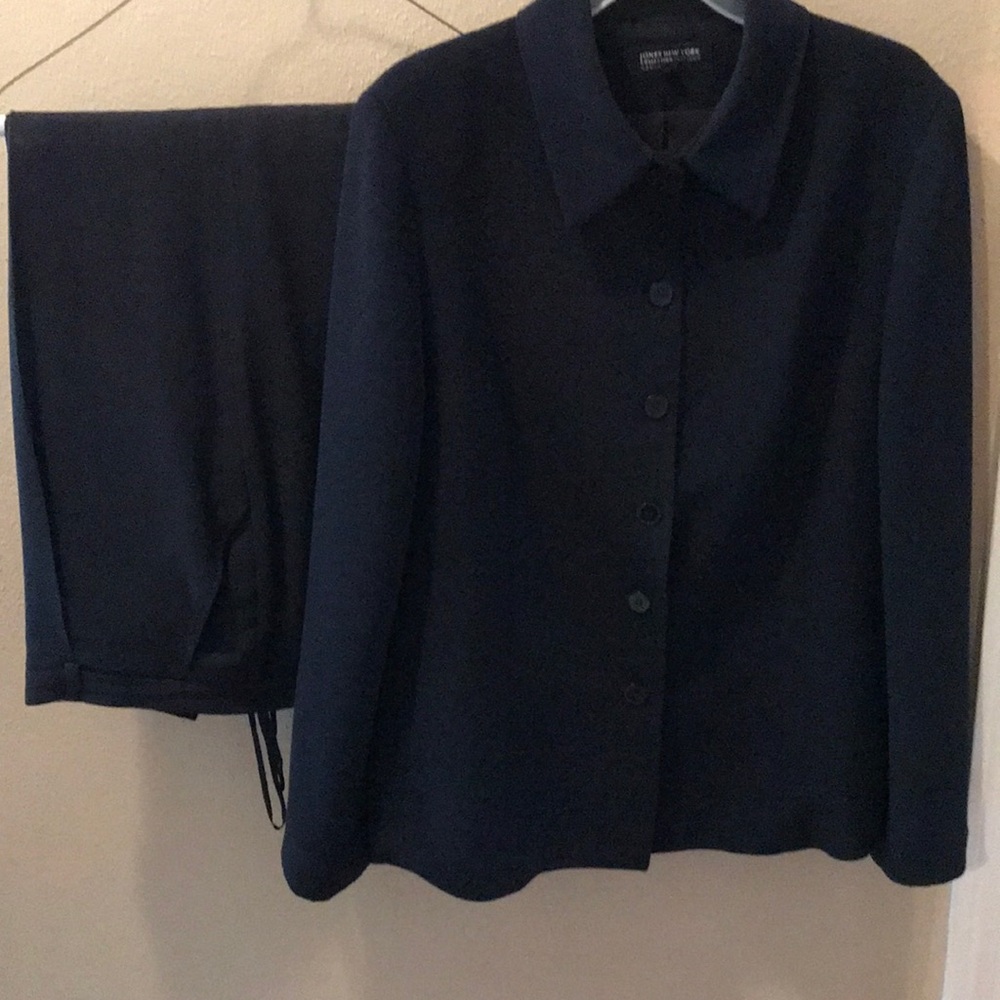Jones New York navy 2-piece suit, very professional,feminine, great condition
